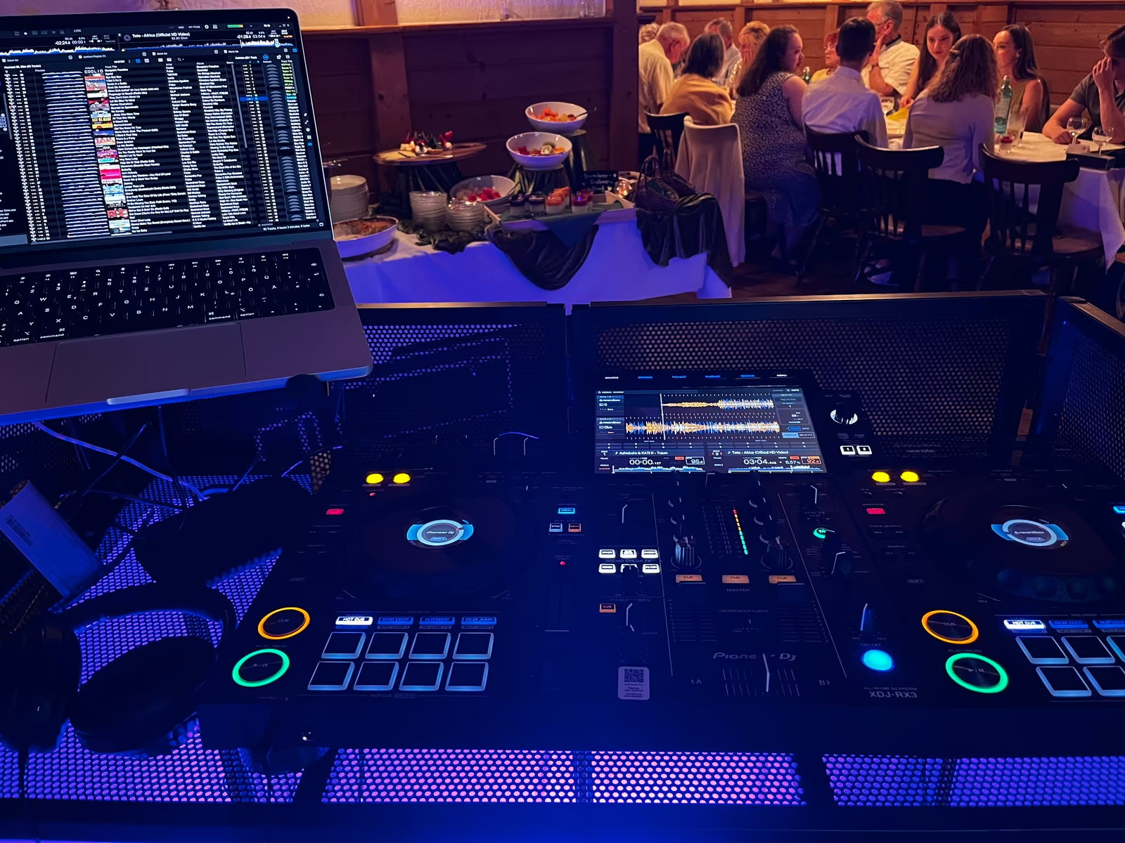 Hochzeits-DJ Setup beim Dinner - Musik zur Hochzeitsfeier