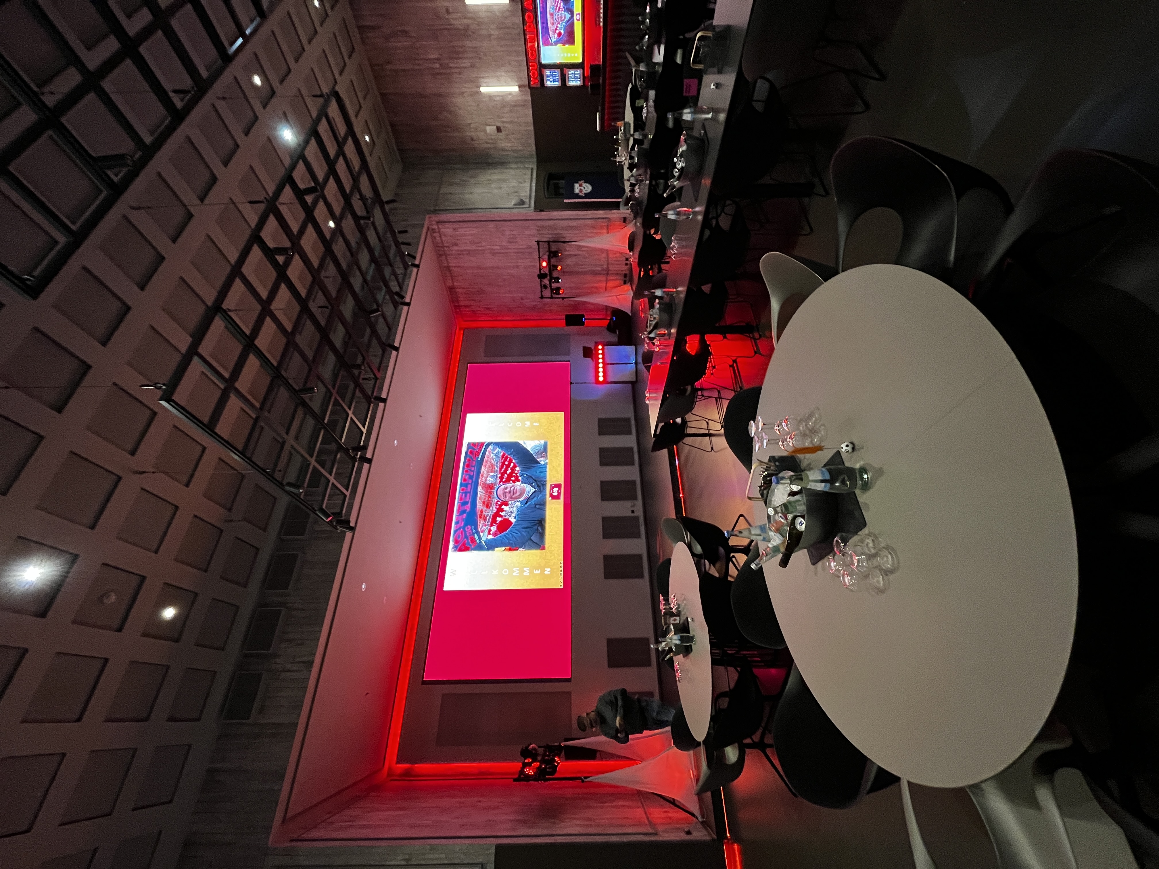 Club-Lounge mit Neonbeleuchtung und DJ-Atmosphäre
