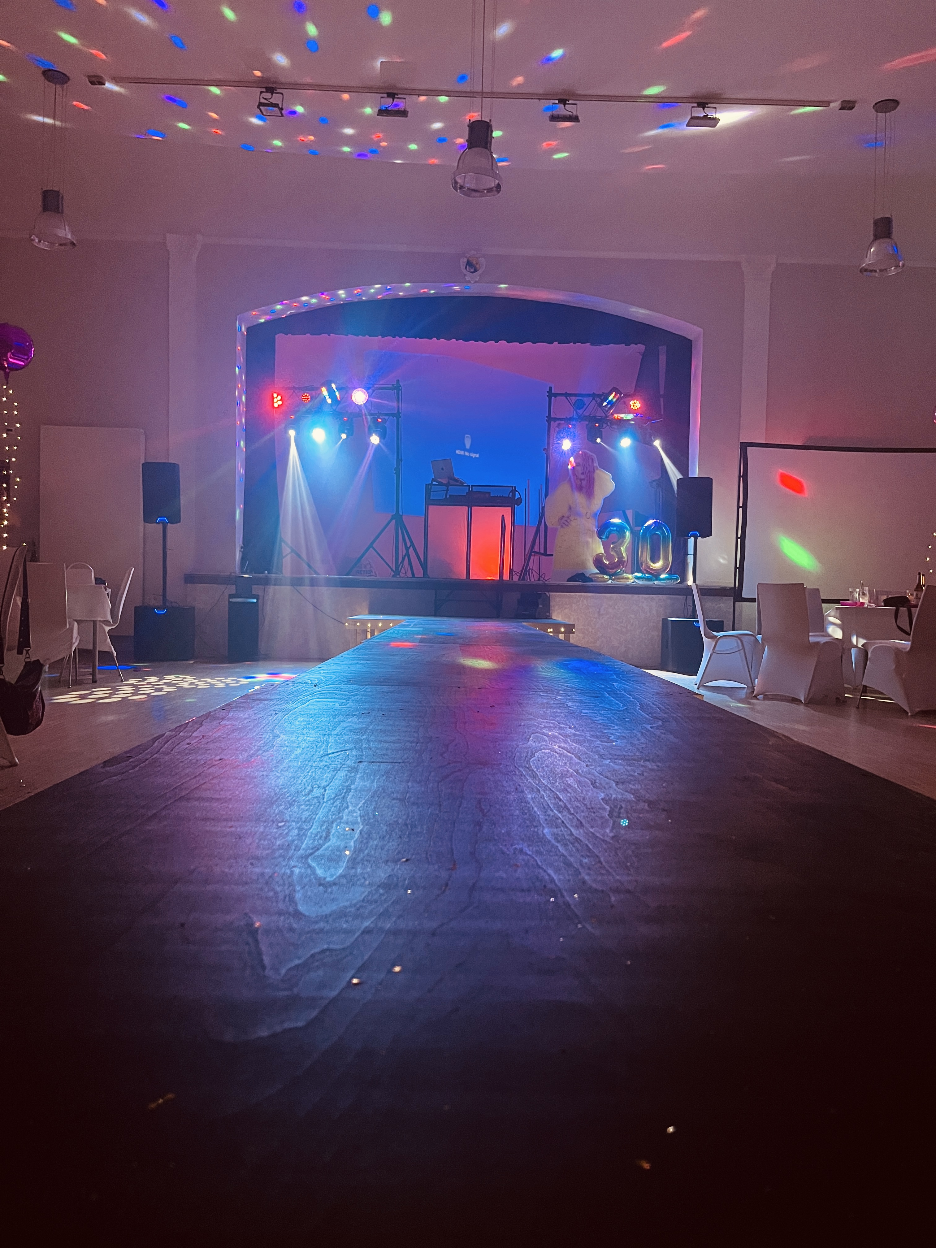 DJ Deus mit professionellem DJ-Equipment an der Dekk